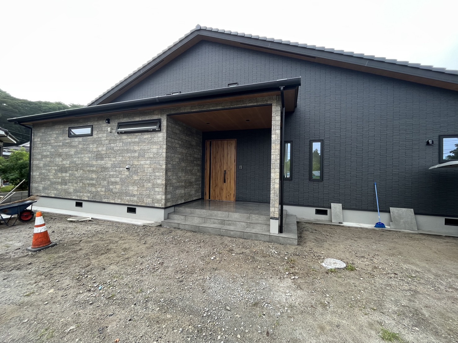 N様邸 鹿児島市 WB house『深呼吸したくなる家』 「機能美に、遊び心をプラスした家。」 アイランドキッチンのある中心空間と、ロフトや勾配天井が描くダイナミックな日常。